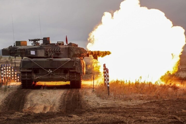 Lithuania’s first tank crews have carried out loading drills and live firing with Leopard 2A6 main battle tanks at the General Silvestras Žukauskas Training Area in Pabradė. The crews belong to the Iron Wolf Infantry Brigade, which is developing a tank battalion as part of its transition to a heavy brigade.