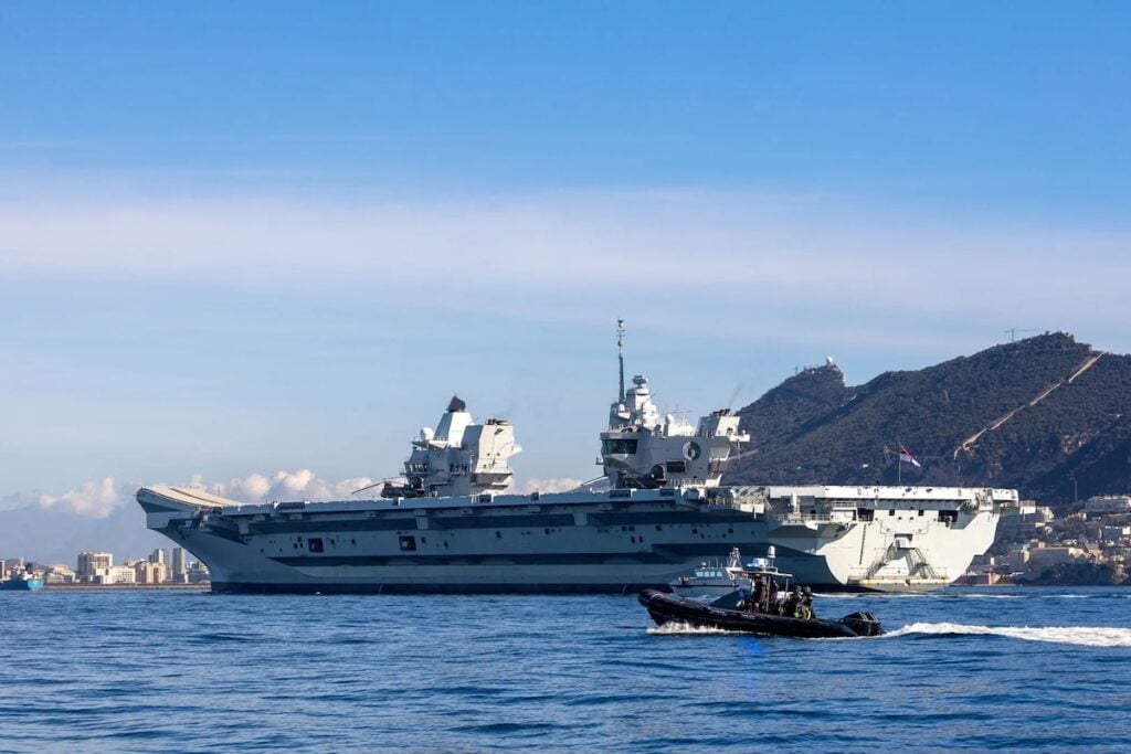 Royal Navy and RAF prepare Chinooks for heavy-lift missions aboard HMS Queen Elizabeth