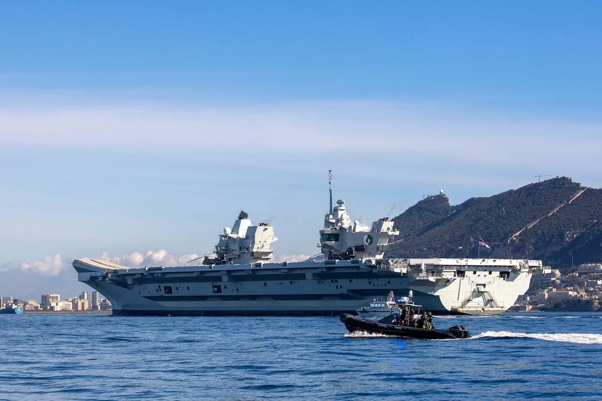 Royal Navy and RAF prepare Chinooks for heavy-lift missions aboard HMS Queen Elizabeth