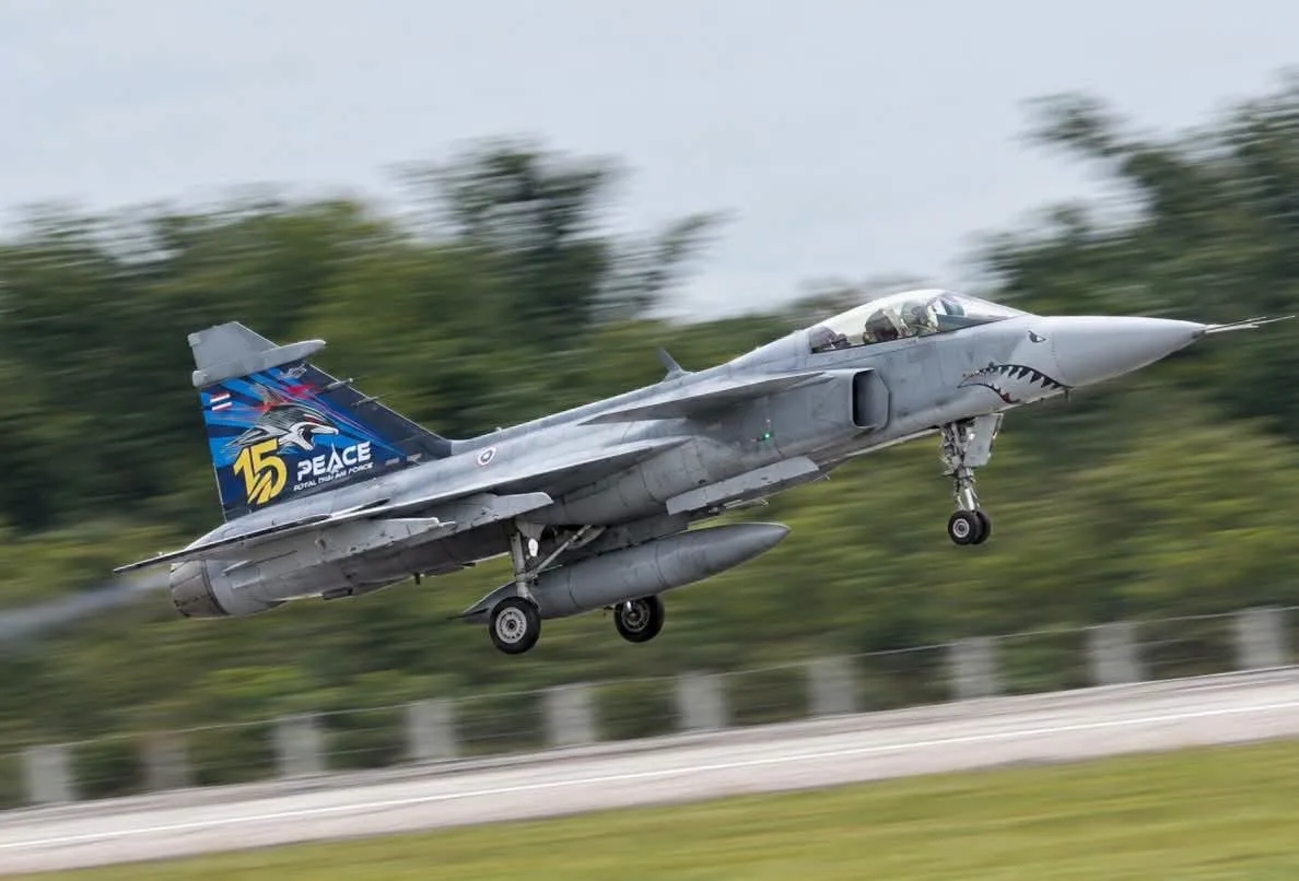 Thailand’s Queen Suthida Bajrasudhabimalalakshana completed her first solo flight in a single-seat JAS-39C Gripen fighter on 8 October. She flew from the Royal Thai Air Force’s Wing 7 base in Surat Thani, southern Thailand, after completing military training.