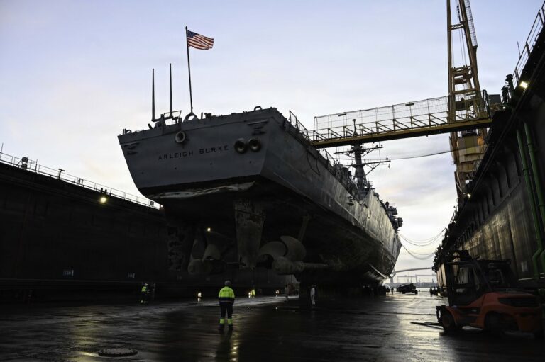 USS Arleigh Burke (DDG 51) entered dry dock at Navantia’s shipyard in Cadiz, Spain, on October 7 for planned maintenance and modernization. The docking expands the U.S. Navy’s ability to maintain forward-deployed destroyers in Europe.